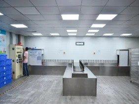 自動(dòng)噴涂生產(chǎn)車間